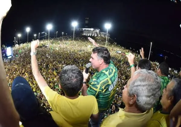 Ato de Flávio Bolsonaro reúne multidão no Farol da Barra, em Salvador