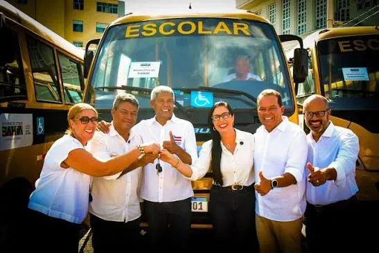 Ludmilla Fiscina entrega ônibus para o Conde em parceria com o Governo do Estado